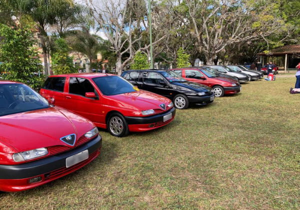 O pequeno 145 é um hatch equilibrado e excelente de curva. Com o motor 2.0 de dupla lumagem e 150 cavalos, a versão Quadrifoglio é mais focada na esportividade. Não faltaram exemplares no evento, todos muito bem cuidados! - Alfa Romeo Clube do Brasil