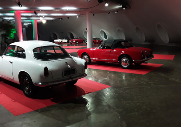 Tapete vermelho para as macchinas! No interior da Oca, os anfitriões marcaram os espaços para receber os veículos. - Alfa Romeo Clube do Brasil
