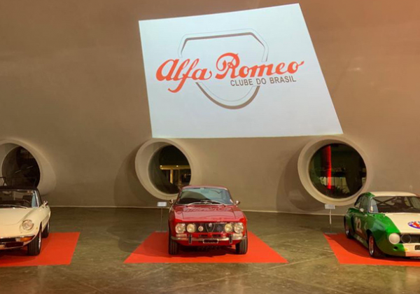 De 1974, as originais Spider Pininfarina e GTV 2000, e a GTV “Bandeira” de corrida, já figurinha carimbada do clube. - Alfa Romeo Clube do Brasil