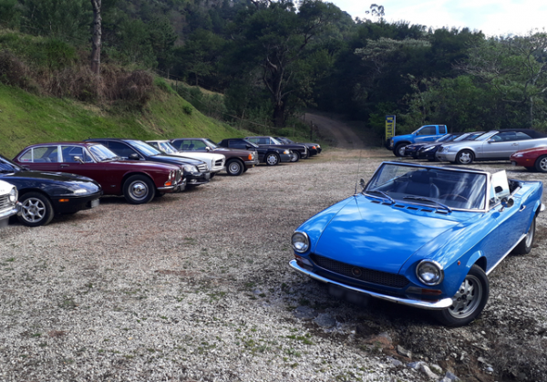 Alfa Romeo, Triumph, Mazda, Jaguar, Mercedes-Benz, BMW, Fiat e até uma pickup Nissan: Não importa a marca, o foco é a união de amigos por uma boa causa. Foto: Ricardo Prado - Alfa Romeo Clube do Brasil