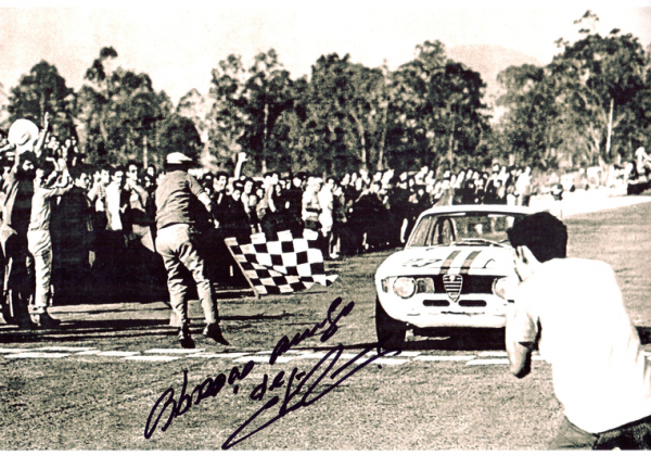 III 500 Quilômetros de Guanabara – Rio de Janeiro. Em Jacarepaguá, 4 de agosto de 1968, Francisco Lameirão vence a bordo do Alfa Romeo GTA Nº23 da Jolly, junto com Emilio Zambello, sagrando-se campeão brasileiro de Gran Turismo. Hoje faz 49 anos desta vitória! Foto de Fritz D’Orsey. - Alfa Romeo Clube do Brasil