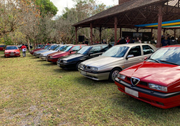 O sedã 155 tem uma carroceria que fez história no automobilismo. Sua linha agressiva e conjunto de motor e câmbio são cativantes. Os proprietários compareceram também em grande número. - Alfa Romeo Clube do Brasil