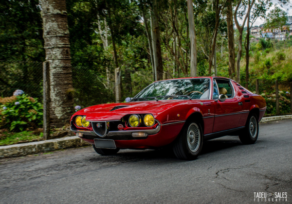 Uma raríssima Alfa Romeo Montreal, de um dos sócios do Alfa Romeo Clube, já é figura marcada das edições do Raid Solidário. Foto: Tadeu Sales. - Alfa Romeo Clube do Brasil