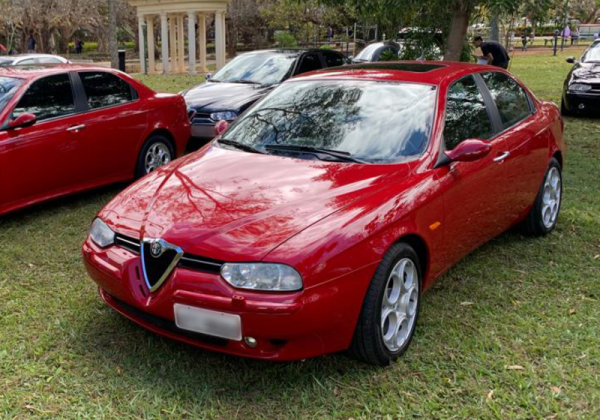 Dentre os maravilhosos 156, os V6 são uma paixão à parte: o já consagrado Busso equipa poucas unidades do sedã no Brasil. - Alfa Romeo Clube do Brasil
