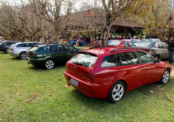 Talvez a mais bela sportwagon já fabricada, os 156 SW têm seu próprio grupo de admiradores dentre os Alfisti. Mas olhando para essas linhas, não tem como não gostar. - Alfa Romeo Clube do Brasil