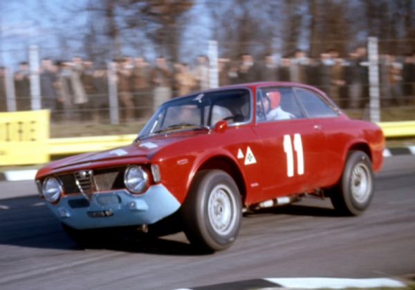 Monza (Itália) 18/03/1967: embora especialista em montanha, Giunti também levou as Alfas GTA para as pistas. Aqui com a famosa GTA SA (sovra alimentata), dando exemplo de seu estilo agressivo e espetacular. - Alfa Romeo Clube do Brasil