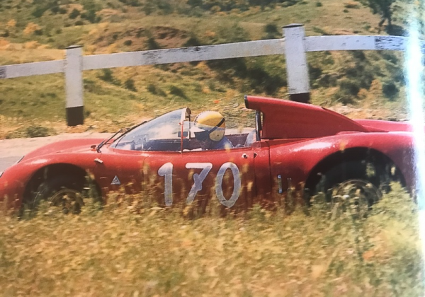 Targa Florio (14/5/67) Jean Rolland não tem tempo para admirar as flores do campo siciliano, ele está galgando posições para levar a P-33 ao segundo lugar na geral antes do abandono. - Alfa Romeo Clube do Brasil