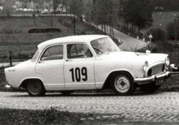 O pequeno Simca Montlehry foi o primeiro carro que Rindt usou em corridas. - Alfa Romeo Clube do Brasil