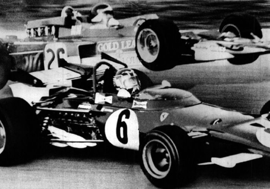 Monza – Itália – 05/09/1970: Durante o treino para o GP da (NÃO se trata de uma montagem fotográfica): Emerson Fittipaldi (testando o Lotus Ford 72) perde o ponto de frenagem, colide com a roda traseira e literalmente “passa por cima” da Ferrari de Giunti.  - Alfa Romeo Clube do Brasil