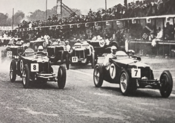 Belfast (Irlanda) 1933. A largada do Royal Automobile Club (RAC) Tourist Trophy, a mais famosa prova britânica para carros esporte. Nuvolari está com o MG K3 Magnette nº 17.  - Alfa Romeo Clube do Brasil