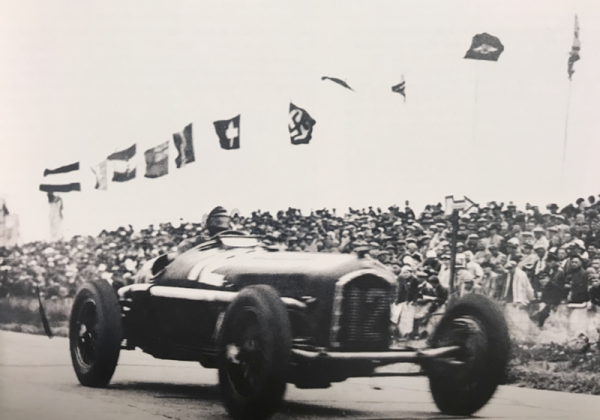 Nem o mais otimista “tifoso” italiano esperava que a Alfa pudesse ganhar dos alemães no GP da Alemanha. A vitória impossível. O maior jornalista inglês de automobilismo na época, W.F. Bradley, dizia que Nuvolari era o “maior de todos”. - Alfa Romeo Clube do Brasil