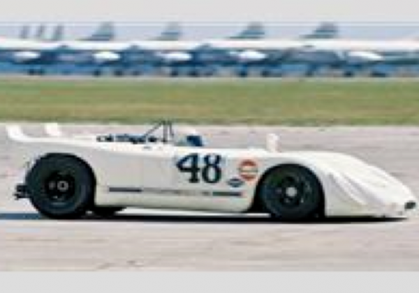 12hs de Sebring – USA -21/3/1970:  O inesperado adversário das Ferrari 512, não foram as Porsches 917, mas o pequeno porsche 908 spider da dupla de estrelas Steve Mcqueen/ Peter Revson, (na foto com Mcqueen ao volante). - Alfa Romeo Clube do Brasil