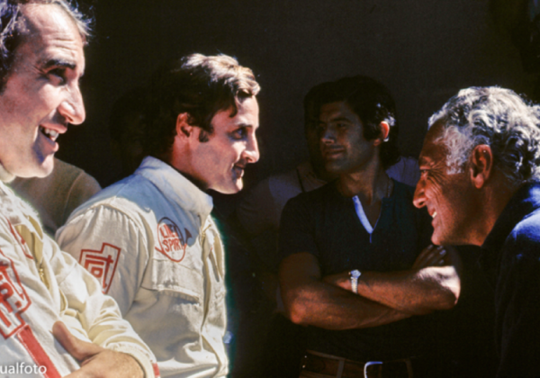 1970 -  FIAT já tinha uma participação relevante na Ferrari.  Da esquerda para direita Gianclaudio (Clay) Regazzoni, Ignazio Giunti e, à direita, o Presidente da FIAT o lendário Gianni Agnelli. Ao fundo, Giacomo Agostini. - Alfa Romeo Clube do Brasil