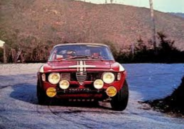 A GTA seria a arma definitiva dos alfistas nas pistas do mundo todo. Jean Rolland também participou desse sucesso. - Alfa Romeo Clube do Brasil
