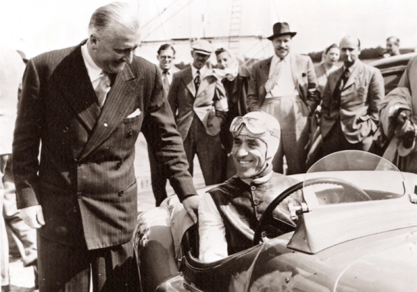 Duas lendas do mundo automobilístico. Sir William Lyons o célebre “patrão” da Jaguar recebe Nuvolari em 1950 para testar o novo XK 120. - Alfa Romeo Clube do Brasil