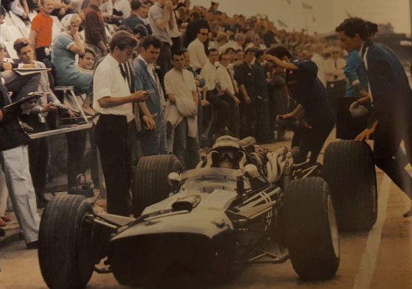 O Cooper T86 – Maserati foi um dos mais estranhos e problemáticos carros de F-1 dos anos 60.  Logo atrás da roda traseira está um dos jovens mecânicos de Rindt na Cooper, Ron Dennis, que muito depois se tornaria lendário “patrão” da Mclaren na F-1. - Alfa Romeo Clube do Brasil