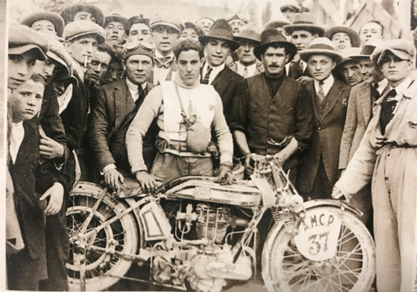 Circuito de Parma (Itália) 1924 Como tantos grandes ases, Nuvolari aprimorou sua sensibilidade e equilíbrio a partir da pilotagem de motos. A foto ilustra o jovem Nuvolari e sua Norton. - Alfa Romeo Clube do Brasil