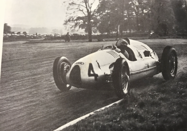 Circuito de Donington Park, Castle Donington, Inglaterra, 1938. Nuvolari “em rota” para a vitória.  - Alfa Romeo Clube do Brasil