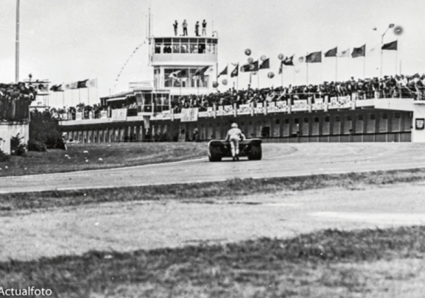 Buenos Aires – 10/1/1971: Sem gasolina, o ás francês Jean Pierre Beltoise sai do carro e começa a empurrar sua bela Matra-Simca V-12 em direção aos boxes. - Alfa Romeo Clube do Brasil