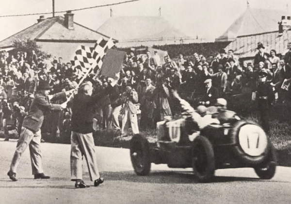 Belfast (Irlanda) 1933. Bandeirada da vitória para o MG de Nuvolari. O Tourist Trophy de 1933 é considerado até hoje a mais importante vitória da lendária marca britânica. - Alfa Romeo Clube do Brasil