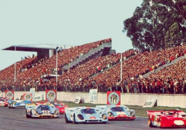 1.000 Kms de Buenos Aires – 10/01/1971: Autódromo lotado, expectativa imensa.  Aos 29 anos, em plena forma, juntando exuberância e maturidade, Giunti (Ferrari 312 PB) toma a ponta liderando os Porsches 917 de Rodriguez, Siffert, Elford, a Ferrari 512 M de Parkes e a Matra Simca de Beltoise. - Alfa Romeo Clube do Brasil