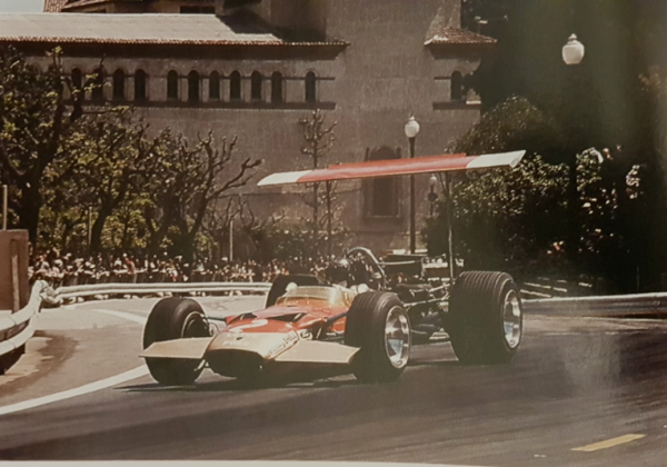 O magnífico Lotus Ford -49 B nas cores do Gold Leaf Team Lotus, em Montjuic (Barcelona) no GP da Espanha de 1969. Pouco depois, o rompimento da sustentação desses aerofólios causaria graves acidentes a Rindt e seu companheiro Graham Hill nessa mesma prova. - Alfa Romeo Clube do Brasil