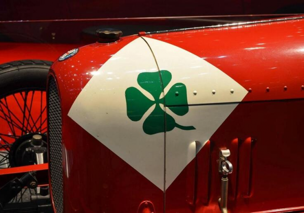 O Quadrifoglio original criado por Sivocci: Losango com cada lado representando um dos 4 pilotos da época. Imagem: ColunmN - Alfa Romeo Clube do Brasil