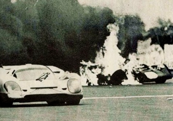 A Ferrari em chamas logo após o impacto. A prova prossegue com um Porsche 917 passando à esquerda na foto. - Alfa Romeo Clube do Brasil