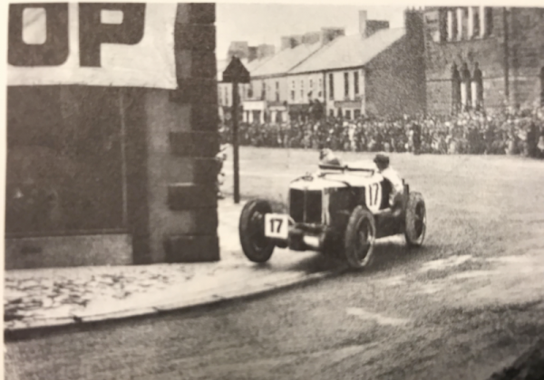 Belfast (Irlanda) 1933. Nuvolari mostra como se tangenciava em um circuito de rua. Não surpreende que mesmo diante de carros de cilindrada superior Nuvolari tenha batido o recorde do circuito, baixando seu próprio tempo mais seis vezes ao longo da prova. - Alfa Romeo Clube do Brasil