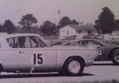  Sebring 1966 – Scott Harvey, engenheiro da Plymouth, pilotou o Barracuda do Team Starfish chegando em sexto na classificação geral. A foto mostra os treinos que misturaram os carros de turismo que disputariam a prova das 4hs com os protótipos que participariam das 12hs de Sebring. - Alfa Romeo Clube do Brasil